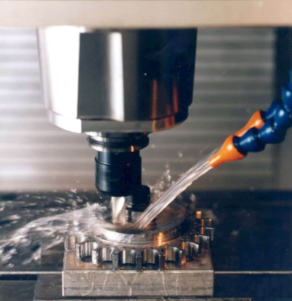 如何正确使用切削液 不同加工场景下的选择与深孔加工应用